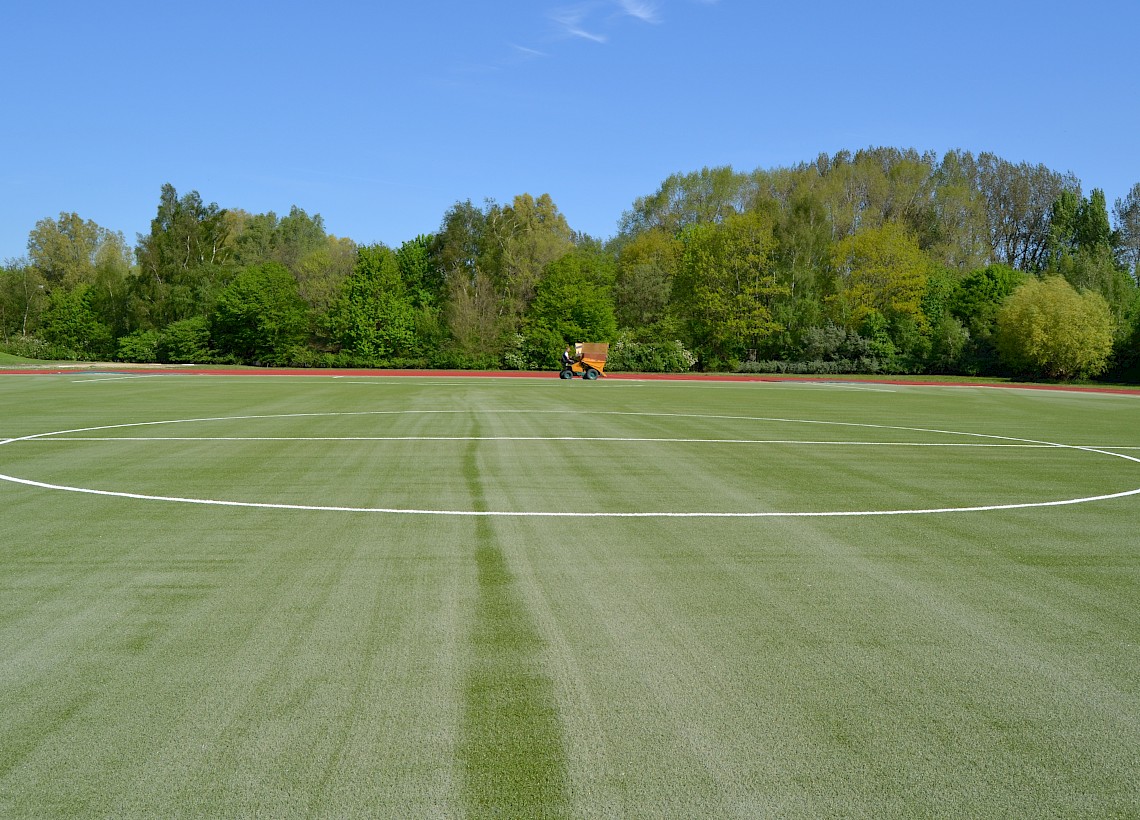 Umwandlung eines Rasenplatzes Kunstrasenplatz in Wilhelmshaven